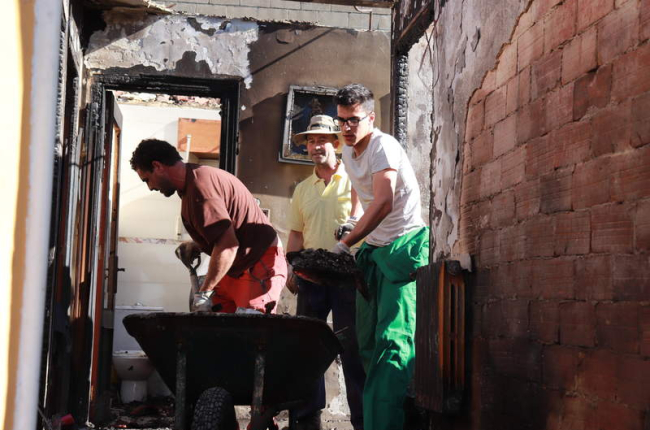 En este momento estás viendo Felecha hace una hacendera para desescombrar y limpiar las dos viviendas incendiadas hace una semana
